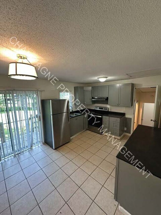 Building Photo - Home in Ruskin Heights