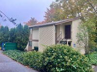 Building Photo - Single level top floor 1 bed Flat w/Covere...