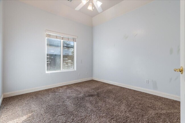 Building Photo - West Bakersfield Custom Home for Rent Available Now!