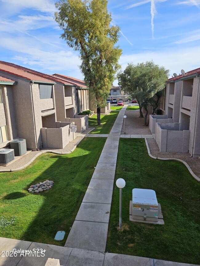 Building Photo - 623 W Guadalupe Rd