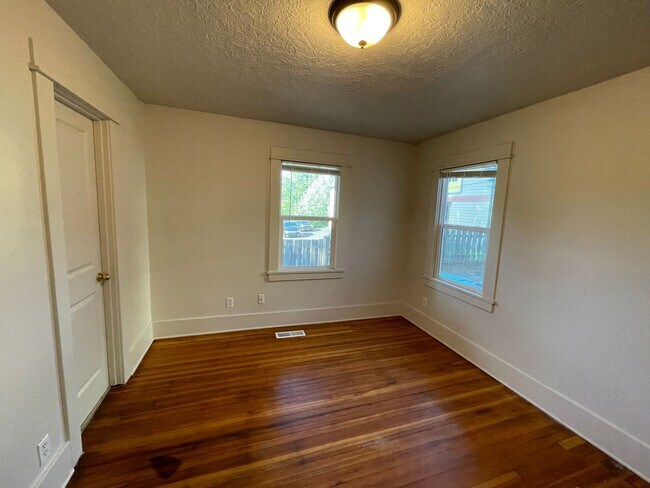 Building Photo - Charming 1920s Bungalow in Montavilla, Washer and Dryer Included!