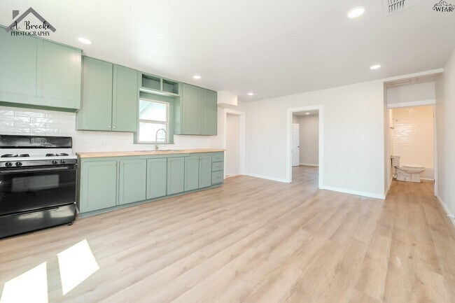 Building Photo - 415 N Oak St