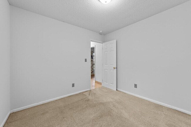 Building Photo - Spacious 3 Bedroom, 2 Bath with huge livin...