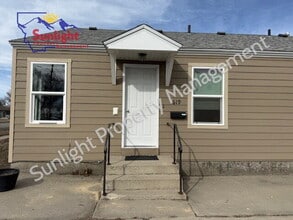Building Photo - 2 Bed 1 Bath Apartment