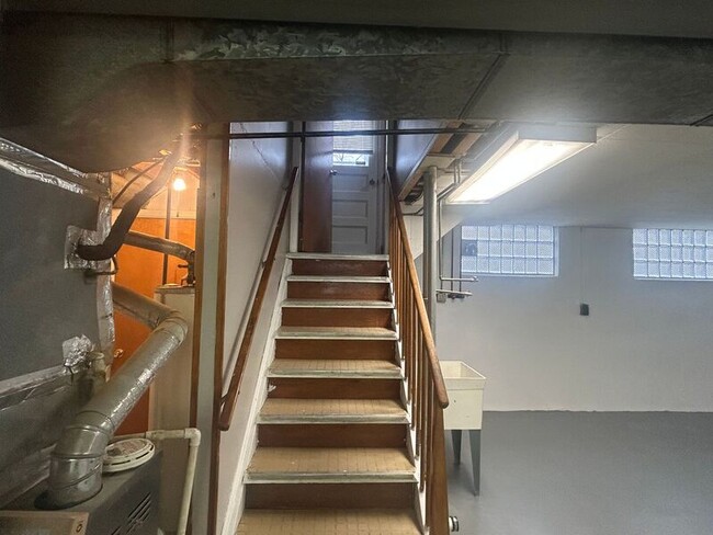 Building Photo - 5150 Chantilly Dr