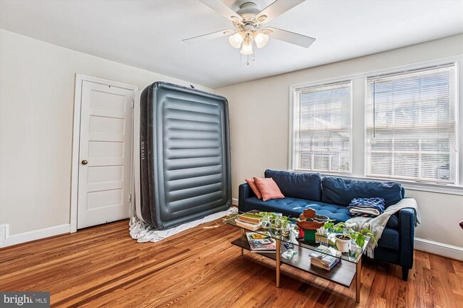 Building Photo - 904 N Ivy St