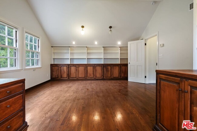 Building Photo - 662 Loring Ave