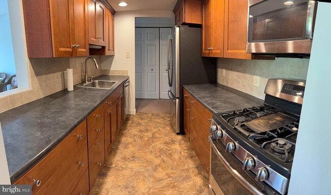 Building Photo - 300 Drummers Ln