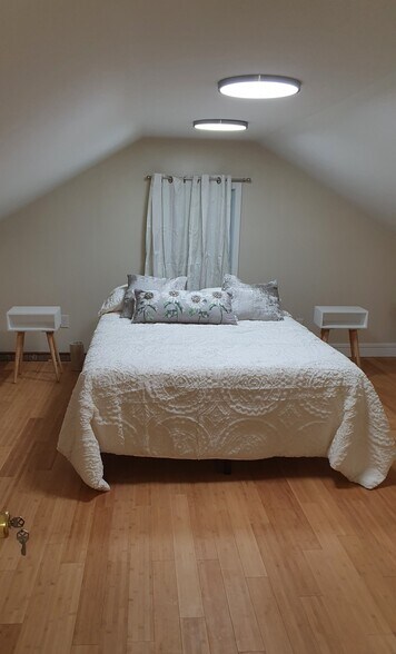 Room 2 - 89 N Main St