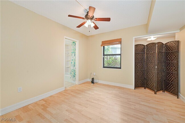 Building Photo - 975 Palm View Dr