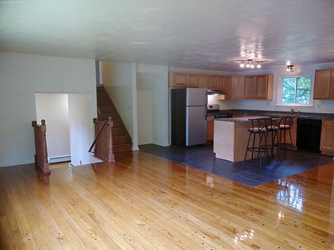 Building Photo - AVAILABLE 7/1/26 - Beautiful 5 Bedroom Sin...