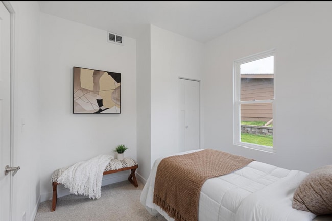Building Photo - 2 Bed 1 Bath