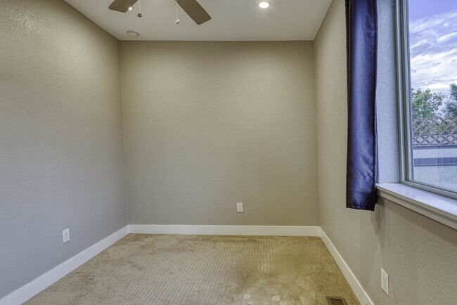 Building Photo - Newer Townhome next to Sloan's!