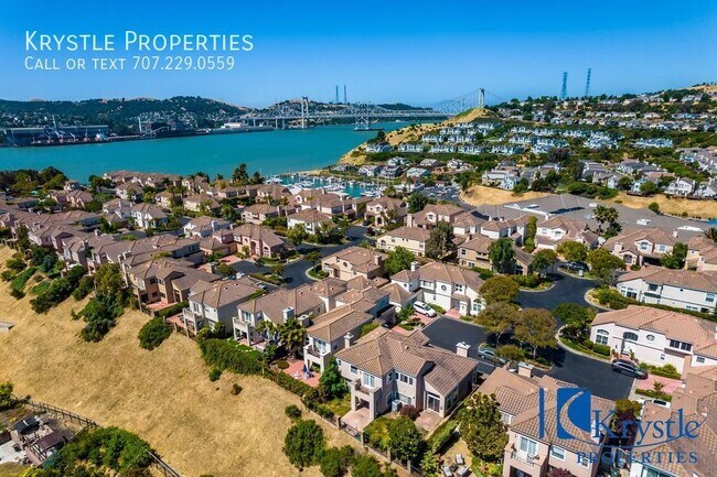 Building Photo - Luxurious Living in Gated Villa Del Mar Co...
