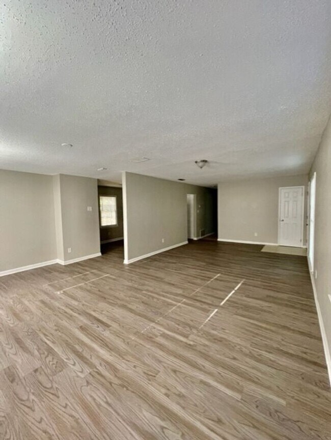Building Photo - Must see this spacious 3 bedroom 1.5 bath ...