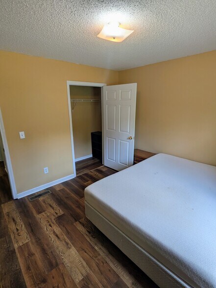 Building Photo - 228 Chesterton Dr