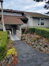 Building Photo - 2BD Condo Located in Charming Neighborhood...