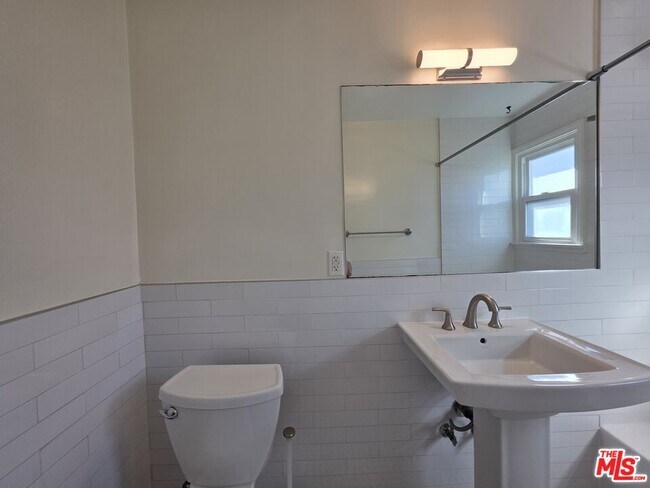 Building Photo - 102 Gaviota Ave