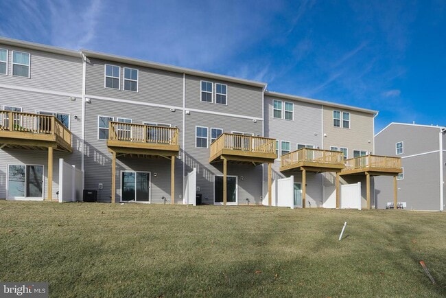 Building Photo - 65 Basswood St