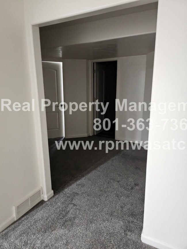 Building Photo - Come Check Out This Newly Updated 5 Bedroom 3 bathroom Home in South Jordan!