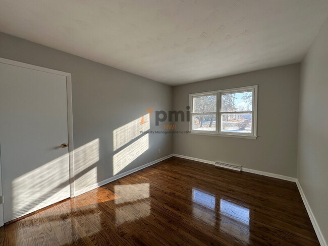 Building Photo - 1075 N 100 E