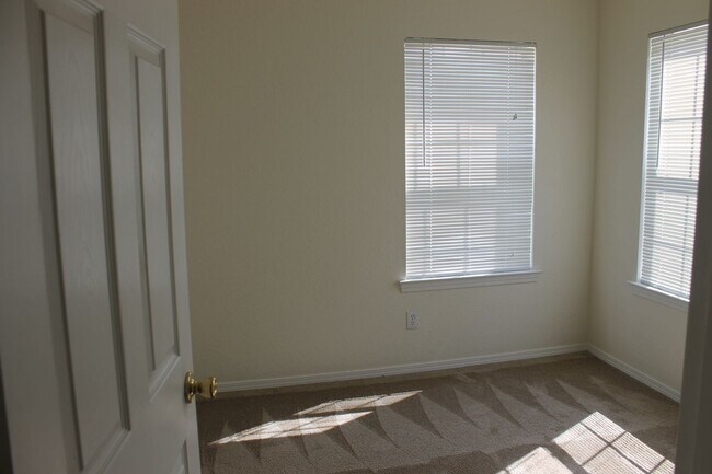 Building Photo - Three Bedroom Townhome in University Park with Balcony