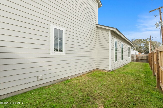 Building Photo - 121 Mayberry Grv St