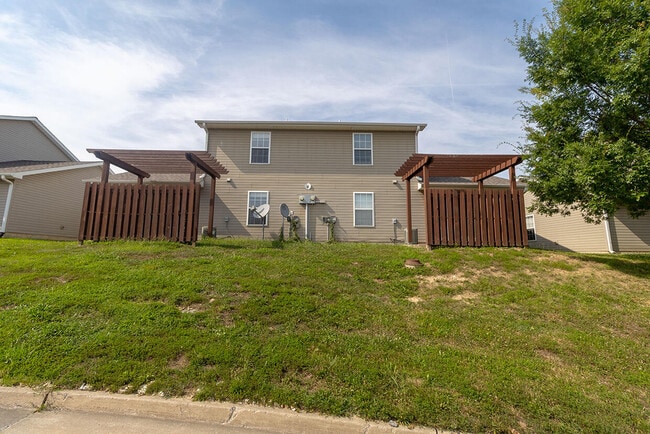 Building Photo - 3308 E St Charles Rd