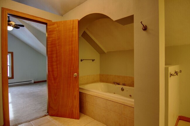 Jacuzzi Tub! - 5427 Xerxes Ave S