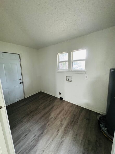 Landry hookup - 7635 Pickett St