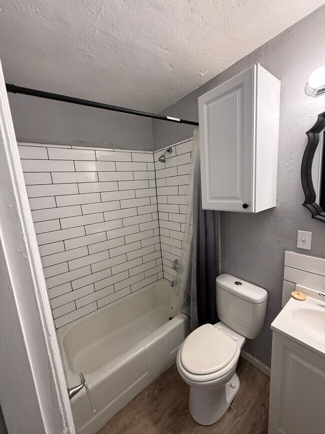 Building Photo - 1 bedroom efficiency available 2/1!!