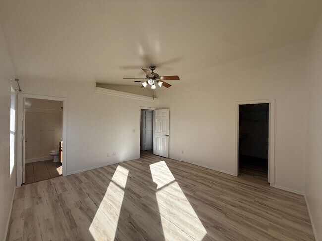 Building Photo - 3 Bedroom 2 Bathroom Duplex