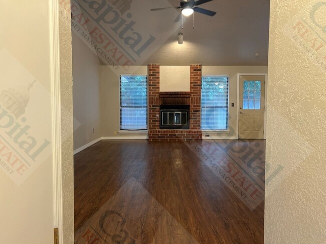 Building Photo - Charming 3 Bedroom