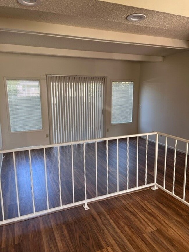 Building Photo - FREE RENT - 2x1 Townhome on Miller St S