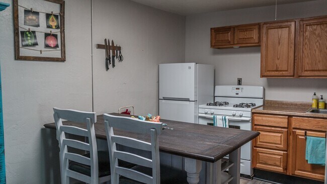 Building Photo - 137 W Tomichi Ave