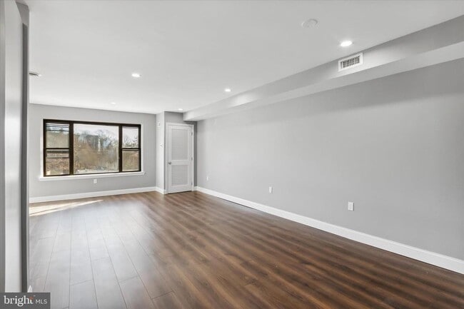 Building Photo - 296 Greenough St