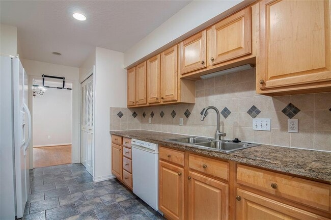 Building Photo - 12979 Trail Hollow Dr