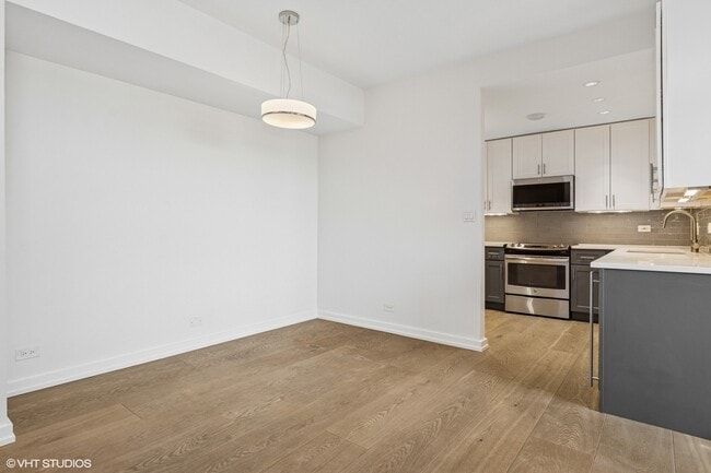 Building Photo - 2100 N Lincoln Park W