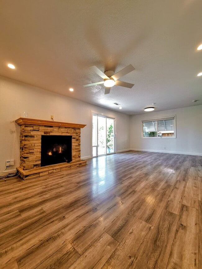 Building Photo - 10501 Observatory Dr