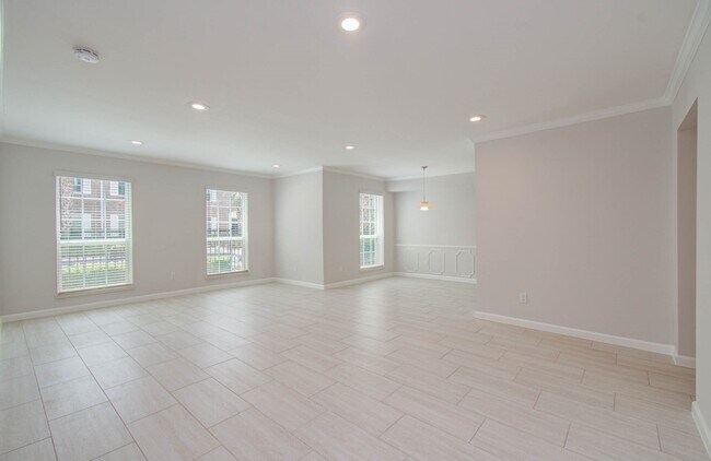 Building Photo - 355 N Post Oak Ln