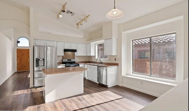 Building Photo - Rancho Sahuarita