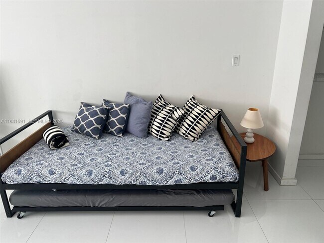 Building Photo - 100 Lincoln Rd