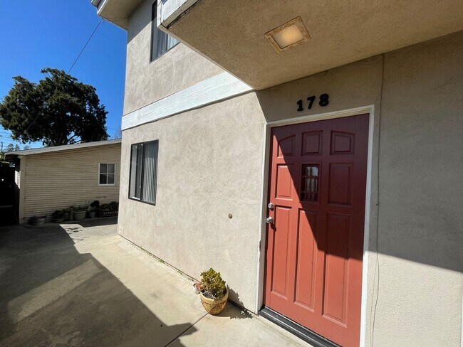 Building Photo - Upgraded 1+1 Midtown Duplex