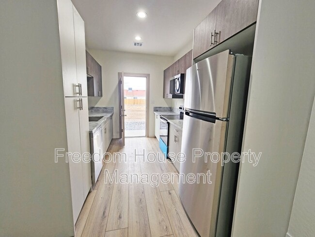 Building Photo - 1340 Arrowhead St