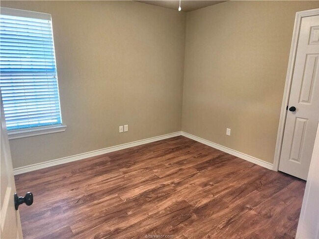 Building Photo - 4 Bedroom 2 Bathroom 2 Car Garage