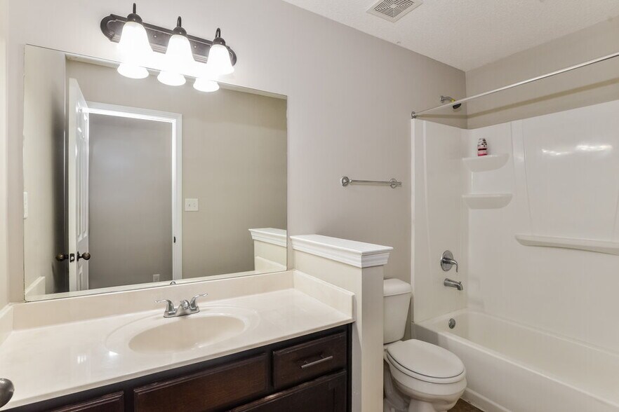 Building Photo - 9876 Southern Oak Way