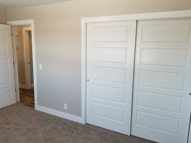 Building Photo - Spacious 5-Bedroom Magna Home with Deck and Ample Parking