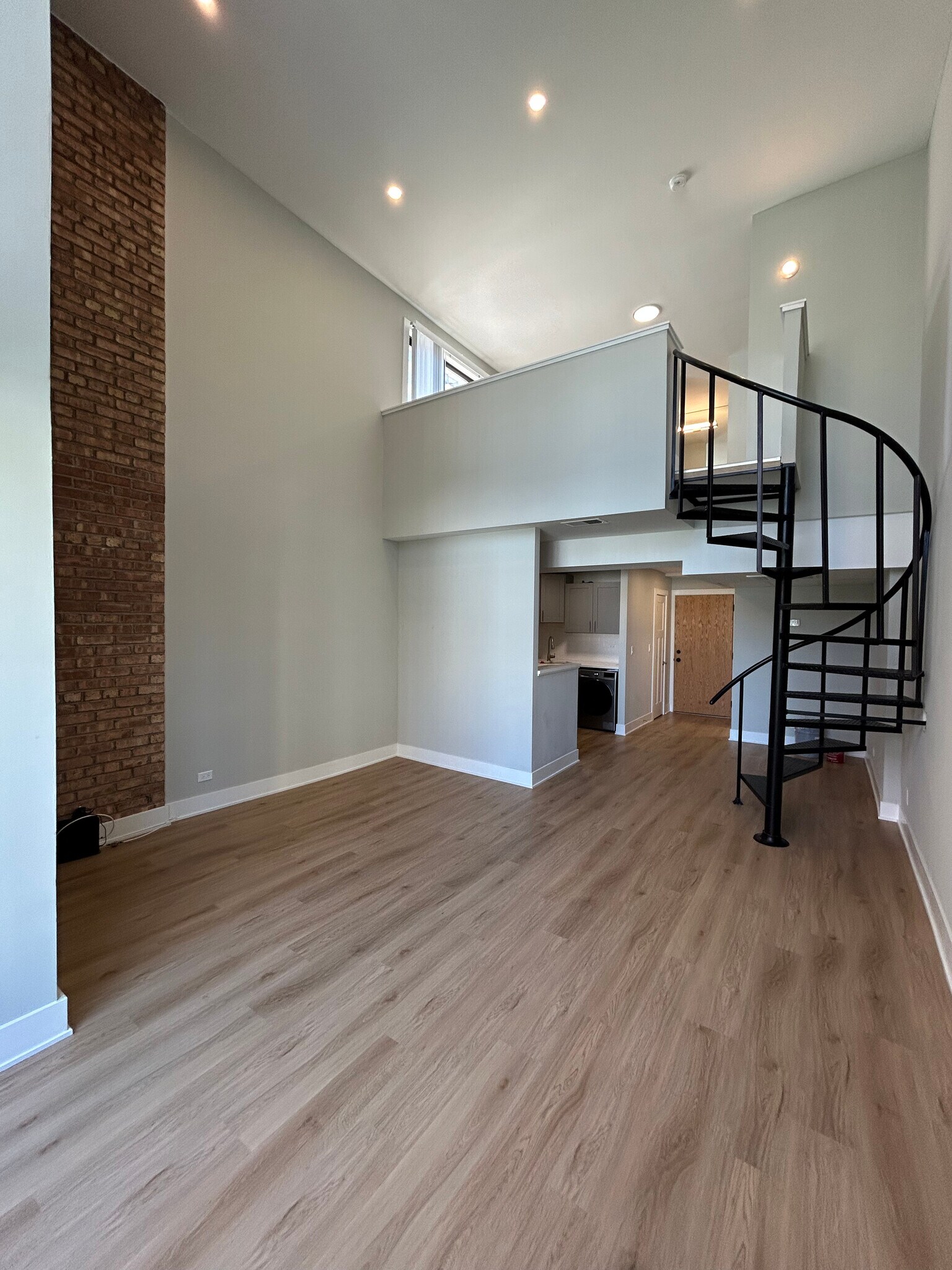 Building Photo - 1214 N La Salle Dr