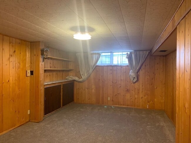 Building Photo - 3 bed 2 bath Ranch w/ finished basement in...