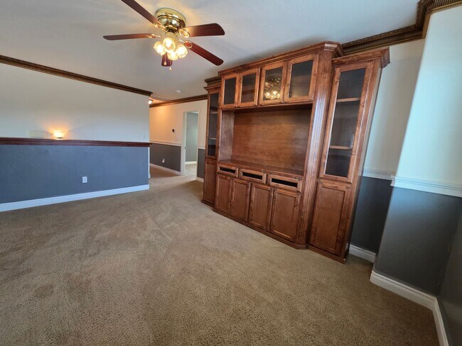 Building Photo - 4 bedroom 3 bathroom in SE Visalia!